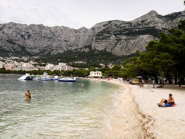 Güneşli bir yaz gününde Adriyatik Denizi'nde plaj