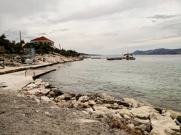 Plage sur la mer Adriatique par une journée d'été ensoleillée — Photo