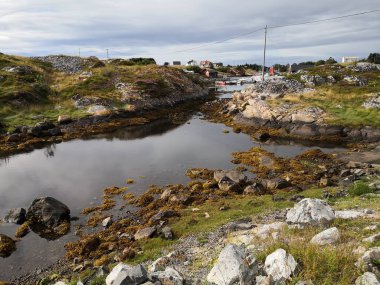 Denizde bir adada Norveç sahil manzara