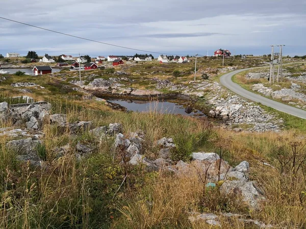 Paesaggio costiero norvegese su un'isola nel mare — Foto Stock