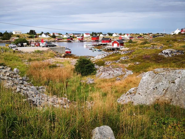 Норвежское побережье на острове в море — стоковое фото