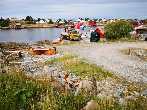 Paesaggio costiero norvegese su un'isola nel mare — Foto Stock