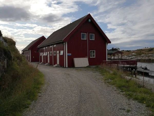 Norska kusten landskap på en ö i havet — Stockfoto