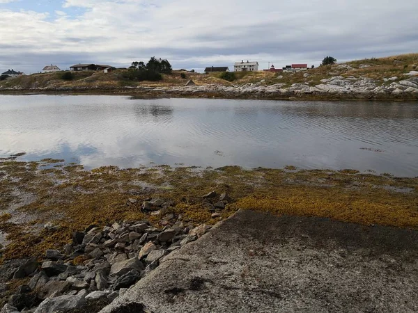 Норвезький берег ландшафту на острові в море — стокове фото