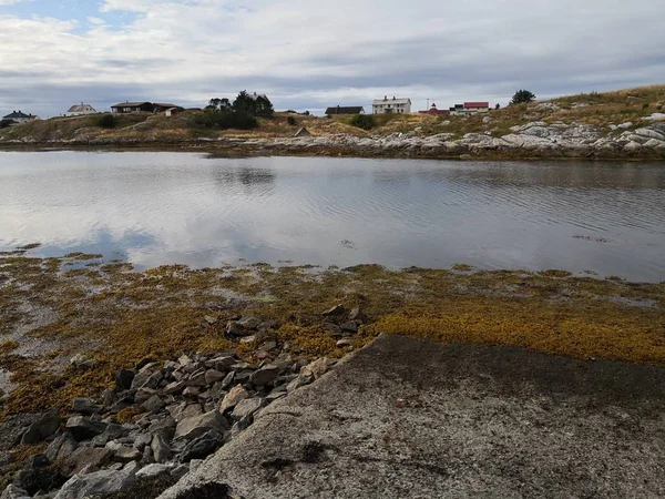 Landschap van de Noorse kust op een eiland in de zee — Stockfoto