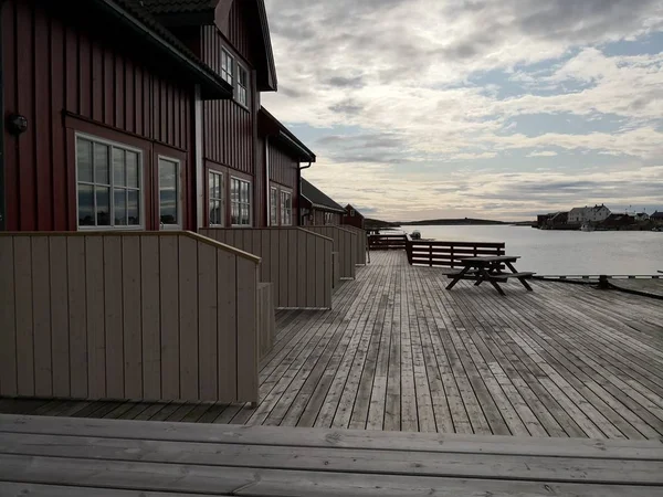 Norweski wybrzeża krajobraz na wyspie w morzu — Zdjęcie stockowe