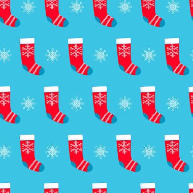 Kırmızı Noel çorapları ve mavi arka planda kar taneleri olan kusursuz bir desen. Noel, kış ambalajı, duvar kâğıdı, fon. Vektör illüstrasyonu EPS 10.