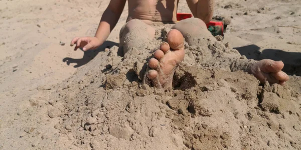 Criança Praia Criança Brinca Enterra Pés Areia Move Pés Dedos — Fotografia de Stock