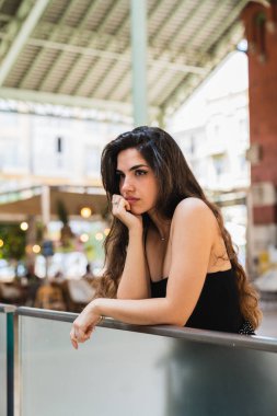 El ile baş yardımcı ve uzağa sokakta İspanya Valencia yarı saydam çit yaslanmış iken seyir çekici genç hanım