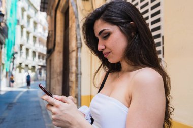Smartphone Valencia İspanya sokakta duran tarama güzel bayanı yan görünüm