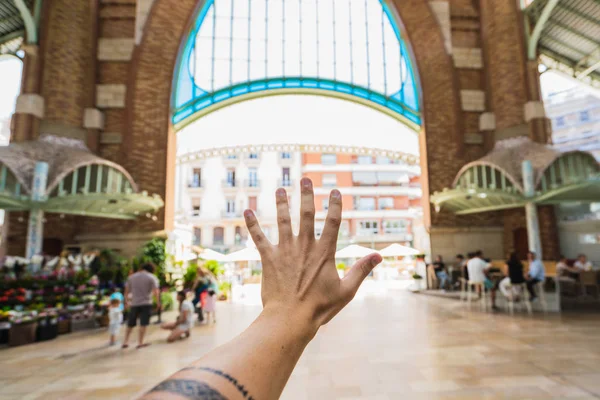 Tanaman Tangan Dengan Tato Menjangkau Keluar Dari Bangunan Menakjubkan Valencia — Stok Foto