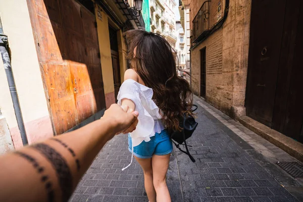 Arkadan görünüşü kırpma kişi ve önde gelen yol anonim esmer holding el Valencia İspanya sokakta yürürken