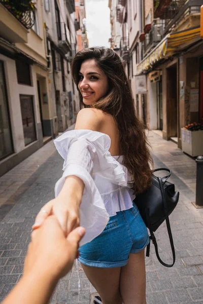 Vista Trasera Hermosa Jovencita Encantadoramente Sonriente Cogida Mano Persona Cosecha —  Fotos de Stock