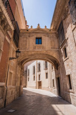 İspanya Valencia'da güneşli günde dar sokak üzerinde bulunan güzel kemer