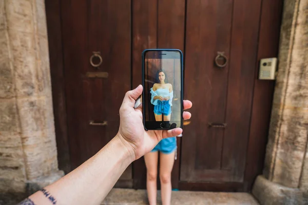 在西班牙瓦伦西亚 Dooron 街附近 手持智能手机和拍照的年轻女士 — 图库照片