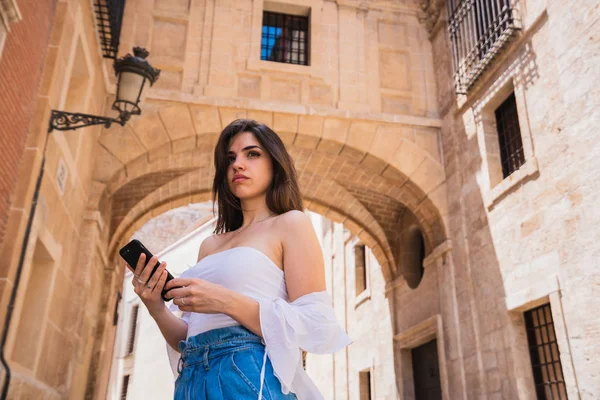 Pretty Young Lady Casual Outfit Holding Smartphone While Standing Beautiful — Stock Photo, Image