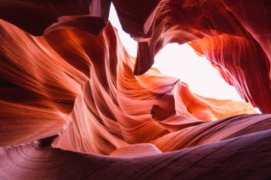 Antilop Kanyonu Arizona ışık gökyüzü arka plan üzerinde renkli kaya dalgalar aşağıdan