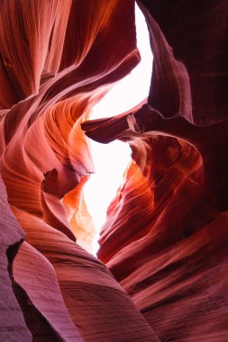 Antilop Kanyonu Arizona ışık gökyüzü arka plan üzerinde parlak rock dalgalar aşağıdan