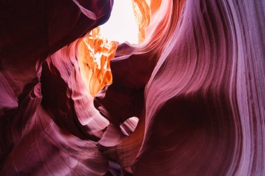 Ünlü antilop Kanyonu Arizona'da güzel renkli kaya dalgaları görünümünü