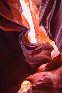 Arizona ünlü antilop Kanyonu turuncu kaya dalgalar üzerinde ışık gökyüzü arka plan görünümünü 