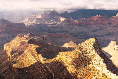 Yüksek güneşli Büyük Kanyon Arizona görünümünü bulutlu gökyüzü arka plan üzerinde 