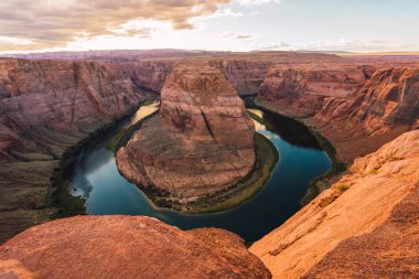 Mavi gökyüzü arka plan üzerinde kayalık büyük kanyon güzel Colorado Nehri'nin görünümü 
