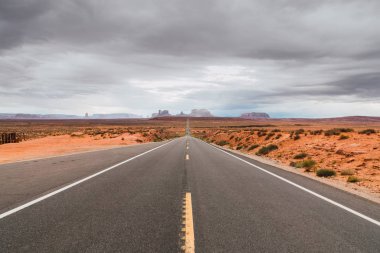 Bulutlu gökyüzü arka plan üzerinde kayalık Büyük Kanyon Arizona uzun Asfaltlı yol görünümünü