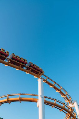 Yüksek turuncu lunapark treni aşağıdan Santa Monica İskelesi, Los Angeles, Kaliforniya mavi gökyüzü arka plan üzerinde içinde