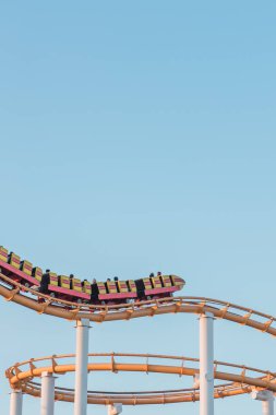 Santa Monica pier, Los Angeles, Kaliforniya mavi gökyüzü arka plan üzerinde içinde aşağıdaki renkli lunapark treni