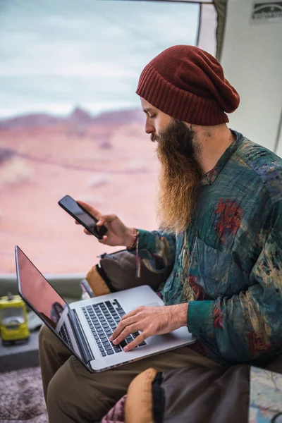 Sidovy Skäggig Man Snygg Outfit Surfar Moderna Smartphone Och Laptop — Stockfoto