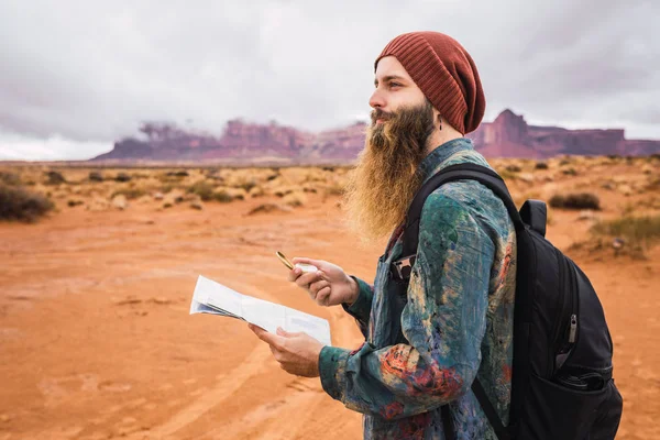 Sidovy Stilig Skäggig Kille Med Karta Och Kompass Tittar Bort — Stockfoto