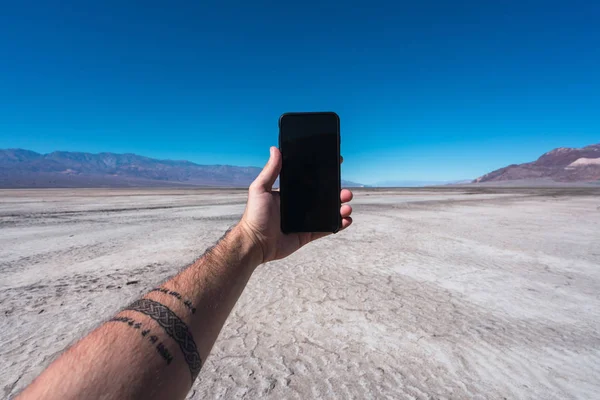 Tangan Manusia Dengan Tato Yang Berdiri Death Valley California Dengan — Stok Foto