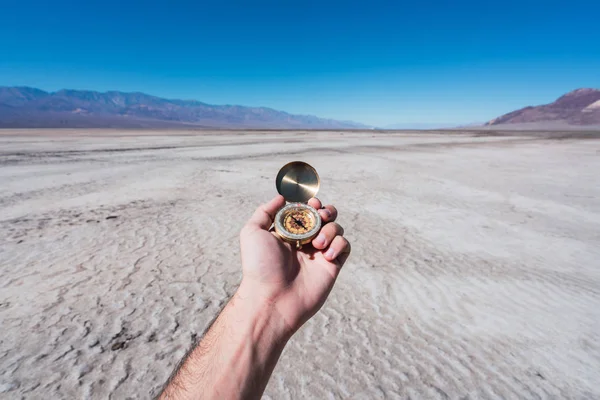 Tangan Manusia Berdiri Death Valley California Dengan Kompas Langit Biru — Stok Foto
