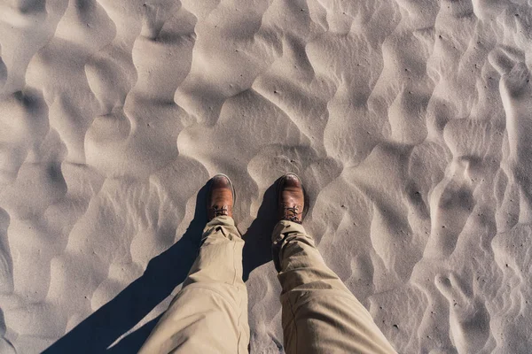 Gewas Mannelijke Voeten Bruine Schoenen Permanent Zand Van Death Valley — Stockfoto