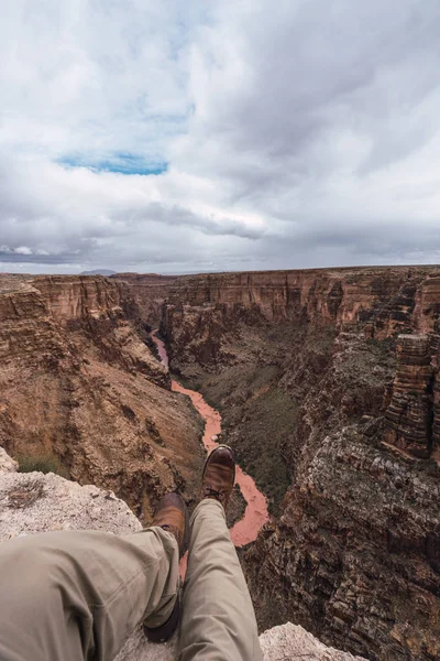 Kaki Tanaman Dalam Sepatu Cokelat Manusia Duduk Puncak Grand Canyon — Stok Foto