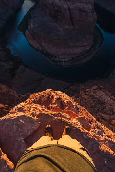 Dari Atas Manusia Dalam Sepatu Coklat Berdiri Puncak Grand Canyon — Stok Foto