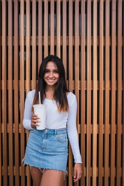 Wanita Muda Cantik Dengan Senyum Menawan Memegang Cangkir Minuman Lezat — Stok Foto