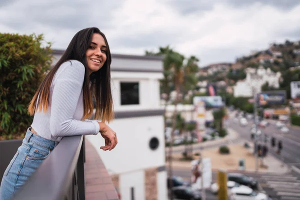 Pandangan Samping Wanita Muda Yang Cantik Tersenyum Dan Melihat Kamera — Stok Foto