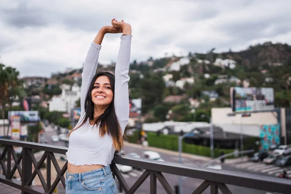 Mulher Bonita Roupa Elegante Sorrindo Esticando Braços Enquanto Estava Perto — Fotografia de Stock