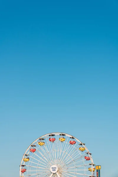 旧五颜六色的摩天轮在圣莫尼卡码头 洛杉矶 加利福尼亚州的蓝天背景 — 图库照片