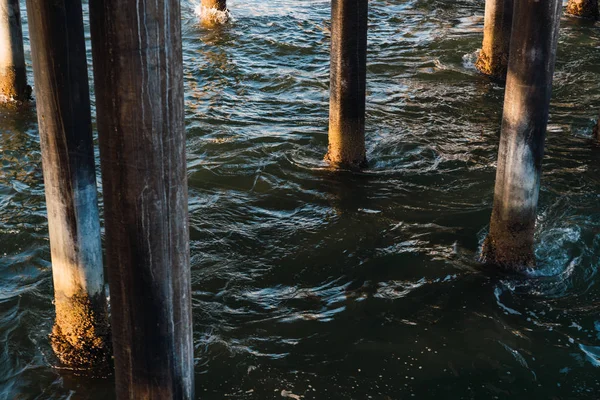 Tumpukan Logam Dalam Air Bergelombang Gelap Dermaga Santa Monica Los — Stok Foto