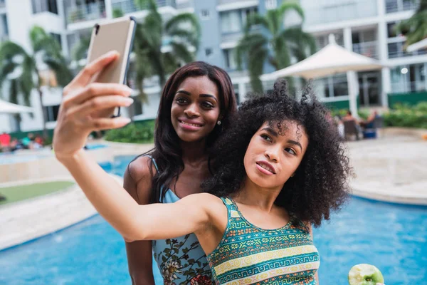 Modernas Mujeres Afroamericanas Jóvenes Tomando Selfie Con Teléfono Pie Junto — Foto de Stock