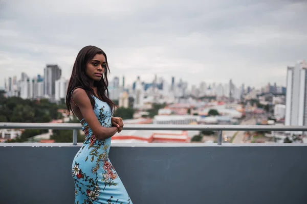 Kameraya Bakarak Cityscape Karşı Terasında Güzel Ince Siyah Kadın Trendy — Stok fotoğraf