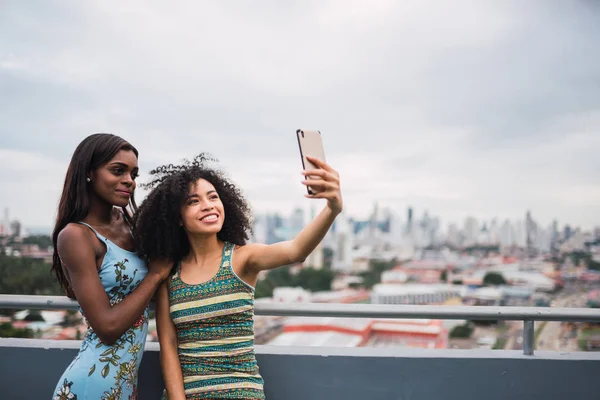 Happy Modern Perempuan Etnis Menggunakan Telepon Dan Mengambil Selfie Bersama — Stok Foto
