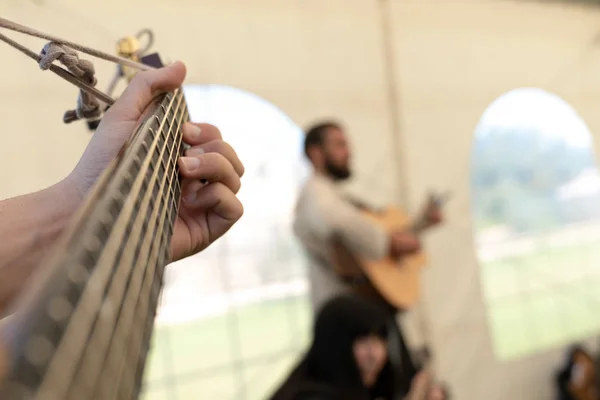 Mano Persona Anónima Presionando Cuerdas Guitarra Acústica Mientras Toca Dentro — Foto de Stock