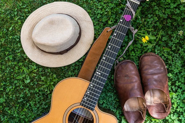Sombrero Moda Acostado Sobre Hierba Verde Fresca Cerca Guitarra Acústica —  Fotos de Stock