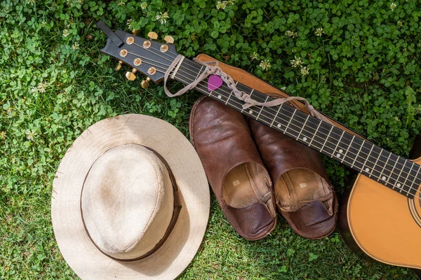 Зверху Знімок Акустичної Гітари Лежить Біля Старого Взуття Стильний Капелюх — стокове фото