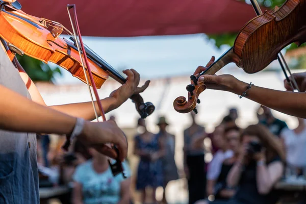 Duas Senhoras Anônimas Tocando Violinos Enquanto Estavam Fundo Turvo Público — Fotografia de Stock