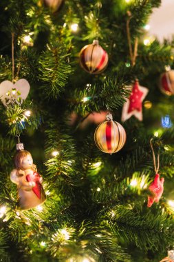 Garland yanma ve cam dekor asılı ile yeşil Noel ağacı