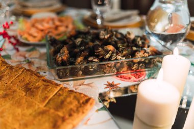 Tablo çeşitli aperatifler ve mezeler arasında akşam yemeği mumlar yanan ile ayarla